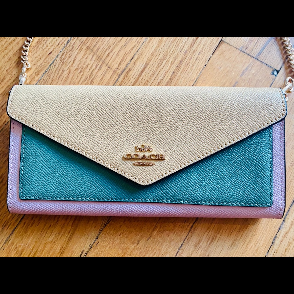 BRAND NEW: Coach wallet with gold bag chain